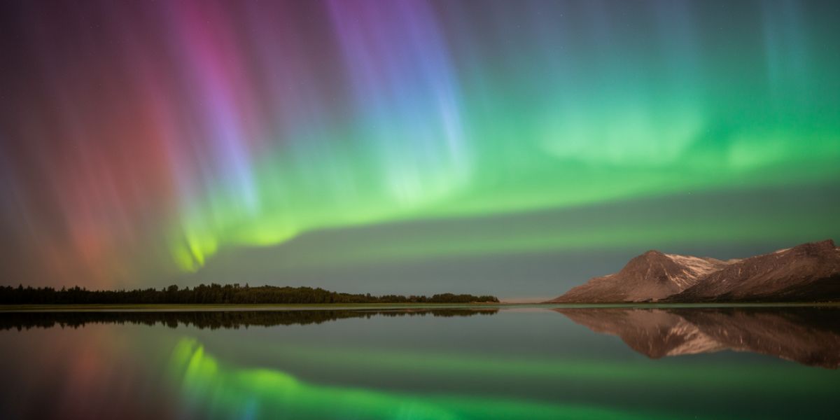 What is the main reason aurora colors vary