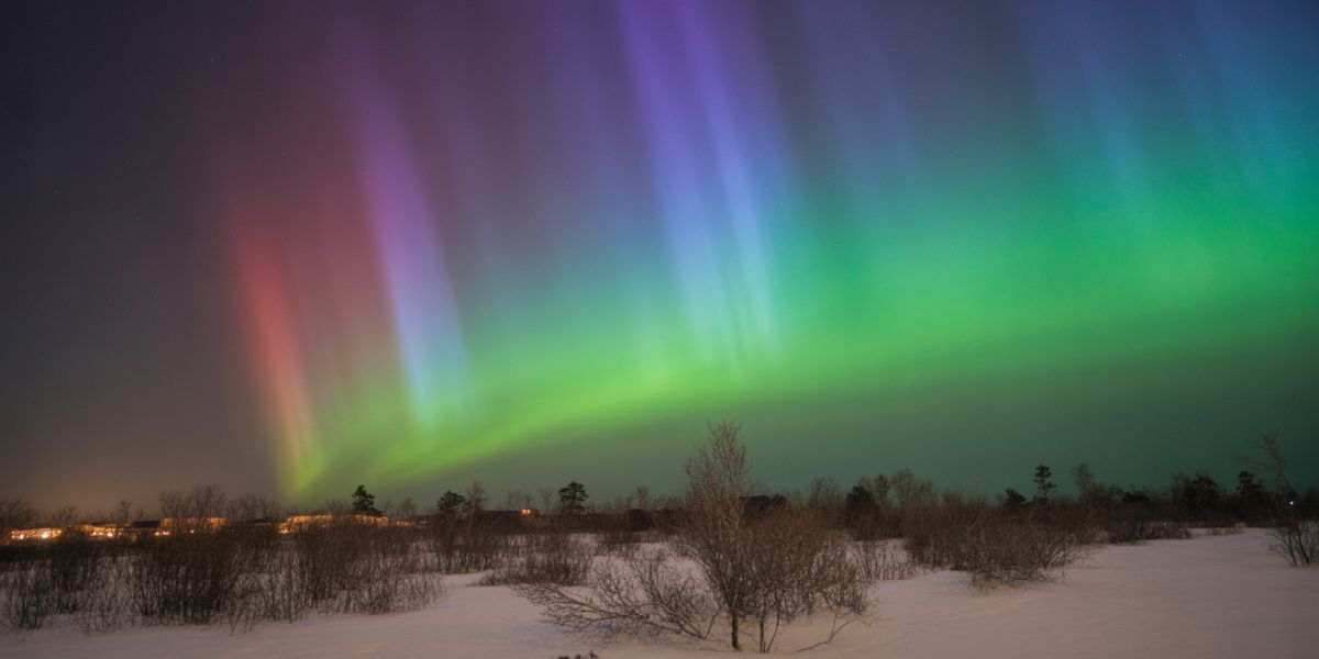 What is the main reason aurora colors vary