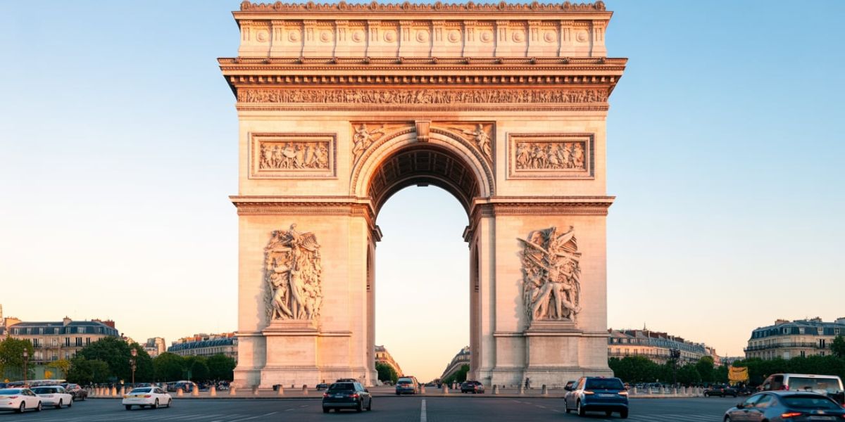 Does this depict the Arc de Triomphe located in Paris