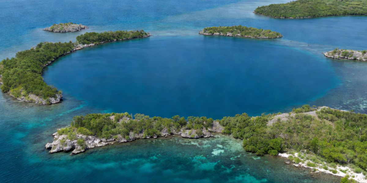 In which country is the Great Blue Hole located